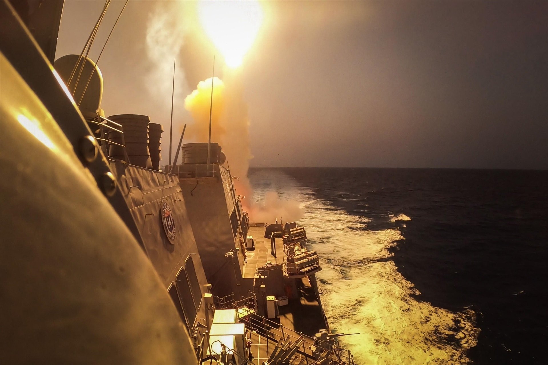 Los rebeldes hutíes del Yemen atacan un destructor de los EE.UU. y varios barcos comerciales en el mar Rojo