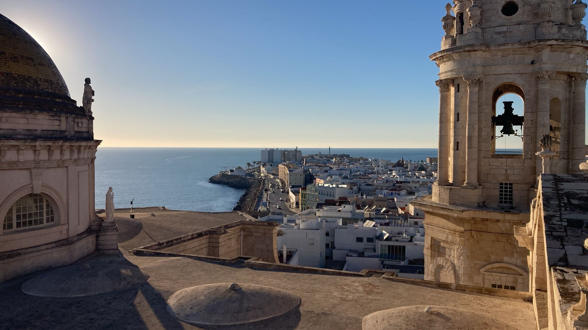 11. Cádiz. Vista de la ciudad desde la cima|cumbre del campanario de la Catedral. Foto cedida Pasqual Mas 11. Cádiz. Vista de la ciudad desde la cima|cumbre del campanario de la Catedral. Foto cedida Pasqual Mas