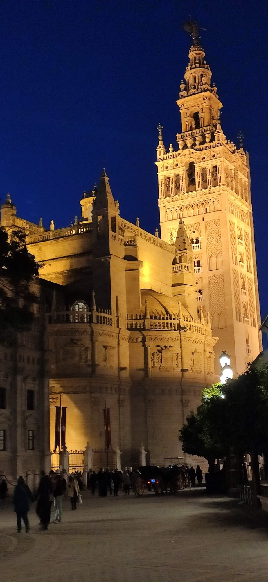 2. Sevilla. La Catedral y la Giralda. Foto Cedida Joina Villa 2. Sevilla. La Catedral y la Giralda. Foto Cedida Joina Villa