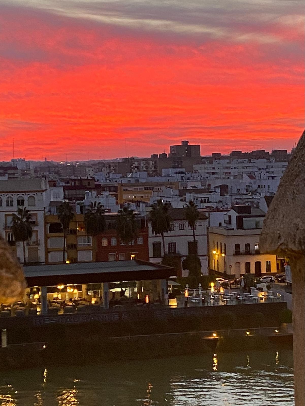 5. Sevilla. Triana desde la cima|cumbre de la Torre del Oro, al anochecer. Foto cedida Olga Colomer 5. Sevilla. Triana desde la cima|cumbre de la Torre del Oro, al anochecer. Foto cedida Olga Colomer