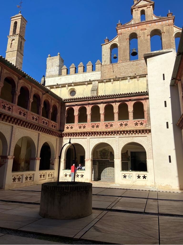 6. Sevilla. Santiponce. Monasterio de San Isidoro del Campo. El grupo en el fondo aten las explicaciones del profesor. Foto Cedida Lluís Costa 6. Sevilla. Santiponce. Monasterio de San Isidoro del Campo. El grupo en el fondo aten las explicaciones del profesor. Foto Cedida Lluís Costa