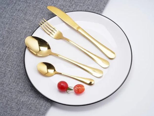 Cubertería de lujo color oro para Navidad por 28 euros en Leroy Merlin