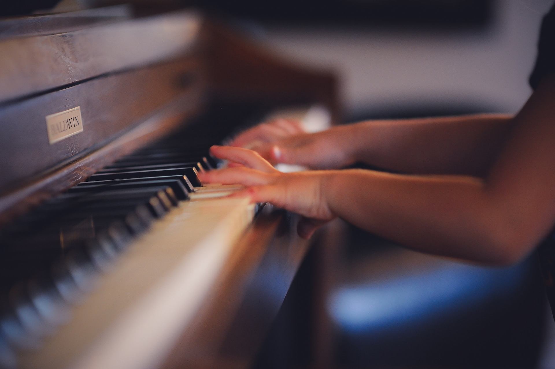 Què passa quan toquem un instrument?