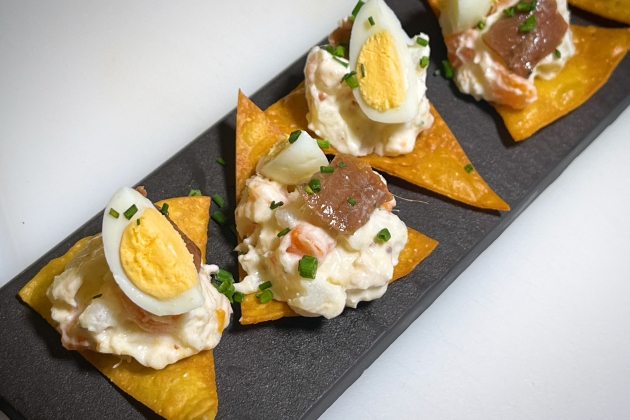 Cruixent de blat de moro amb ensaladilla russa, ou de guatlla i anxova - R.S Cruixent de blat de moro amb ensaladilla russa, ou de guatlla i anxova - R.S