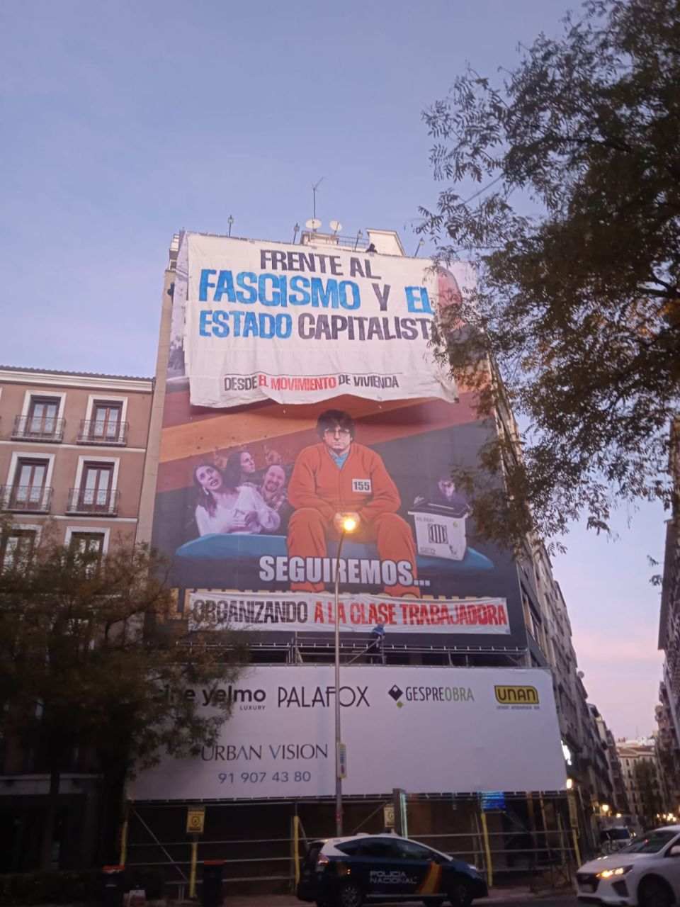 Activistes pel dret a l'habitatge tapen la lona de Desokupa a Madrid i li donen la volta al missatge
