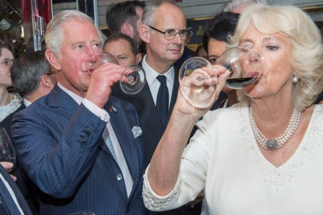 Carlos III y Camilla Parker Bowles brindando