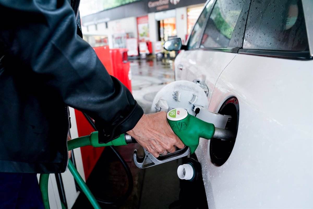 Esta es la velocidad a la que ahorras gasolina conduciendo el coche