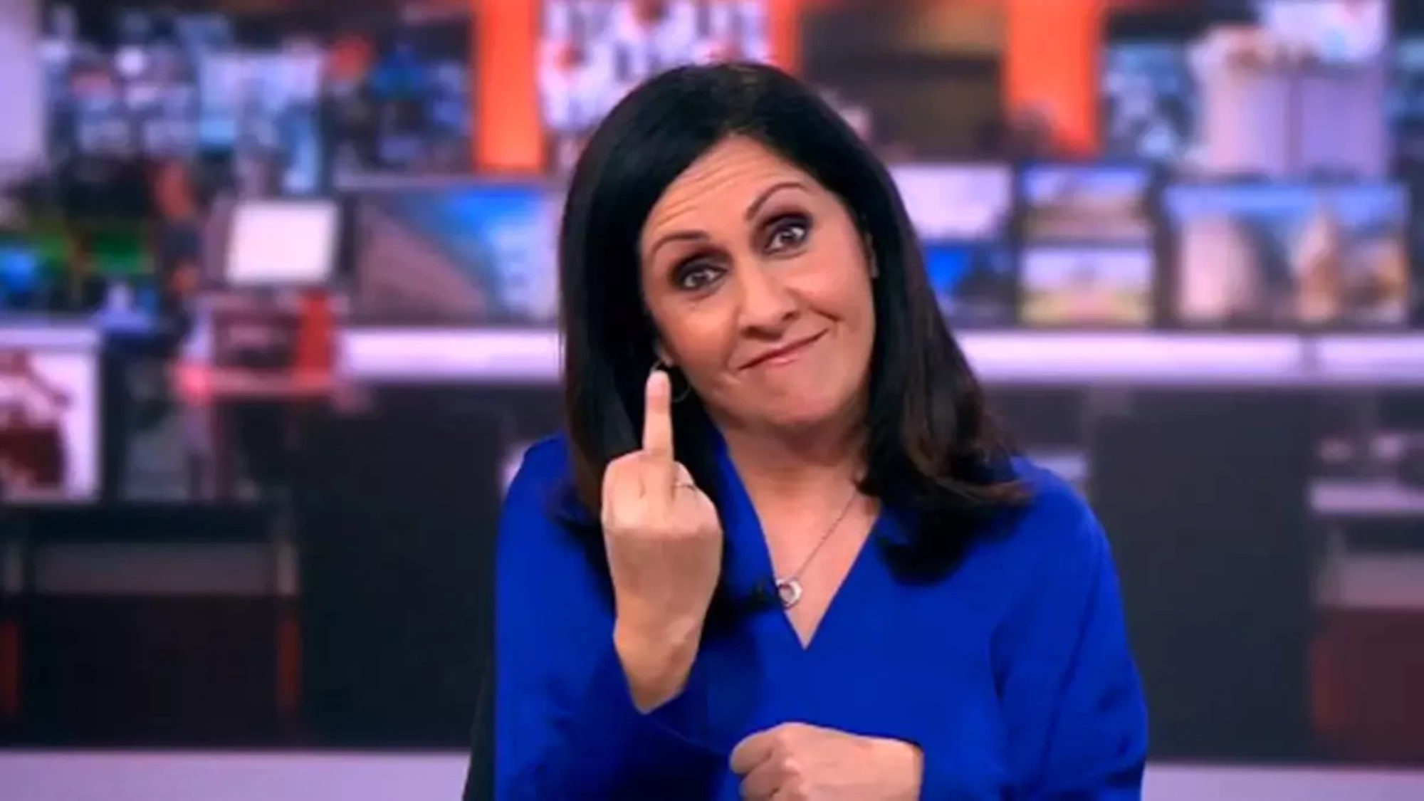 Pillan a una presentadora de la BBC haciendo la peineta en directo | VÍDEO