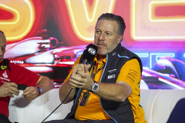 Zak Brown parlant per als mitjans en el GP de Las Vegas / Foto: Europa Press