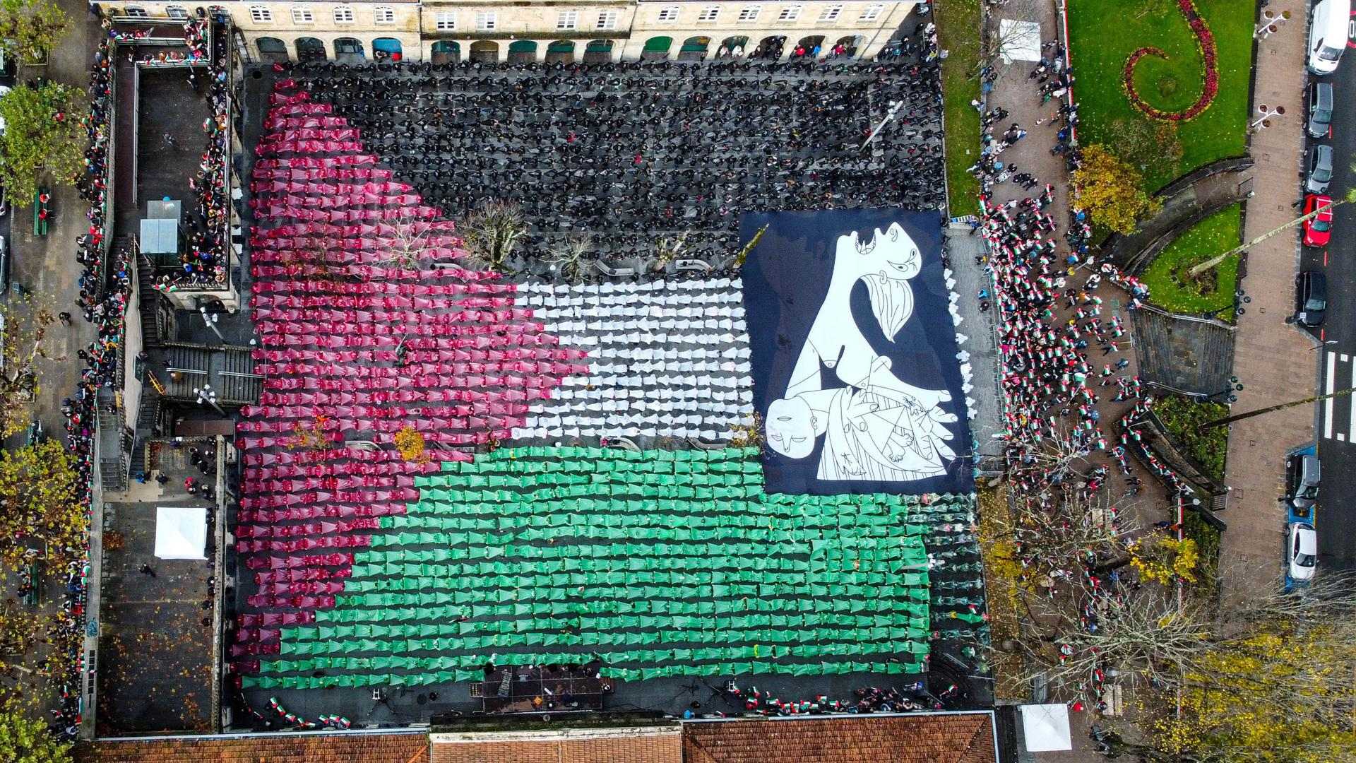 Un mosaic humà a Gernika forma la bandera de Palestina per reclamar la fi de la guerra | VÍDEO