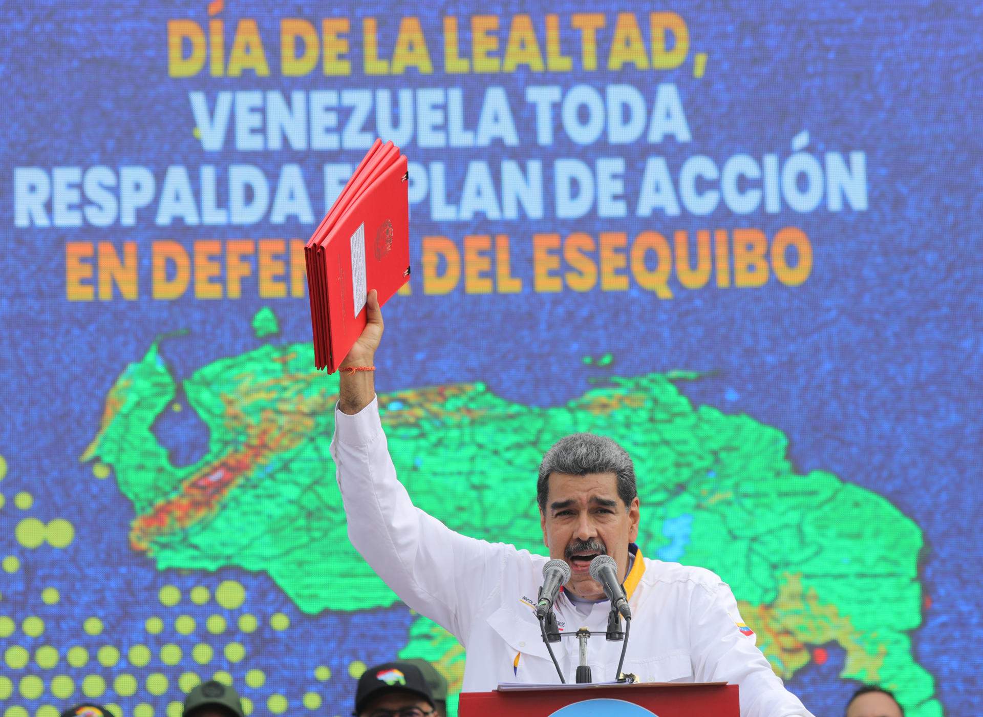 Maduro firma los decretos para avanzar en la anexión de la zona disputada con la Guyana
