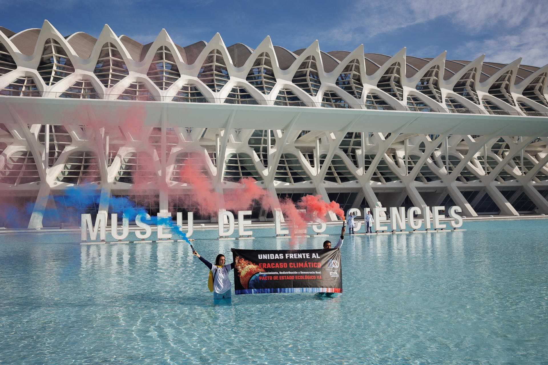 Activistas climáticos denuncian la "hipocresía" de la COP28 con una acción en València | VÍDEO