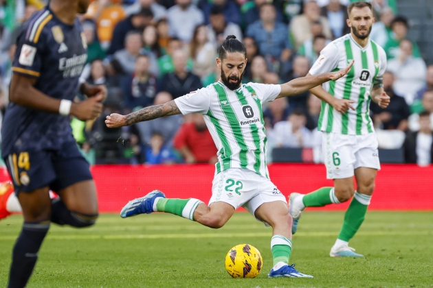 Isco Alarcón realizando un desplazamiento durante el Betis - Real Madrid / Foto: EFE