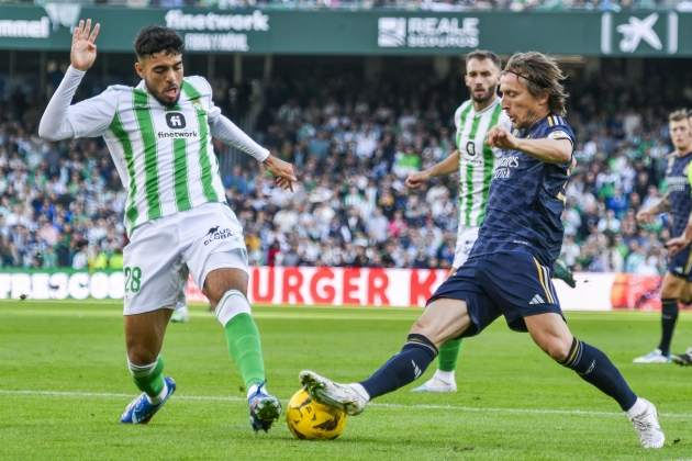 Modric fent una retallada|retall amb l'exterior davant de Chadi Riad durant el Betis - Reial Madrid / Foto: EFE