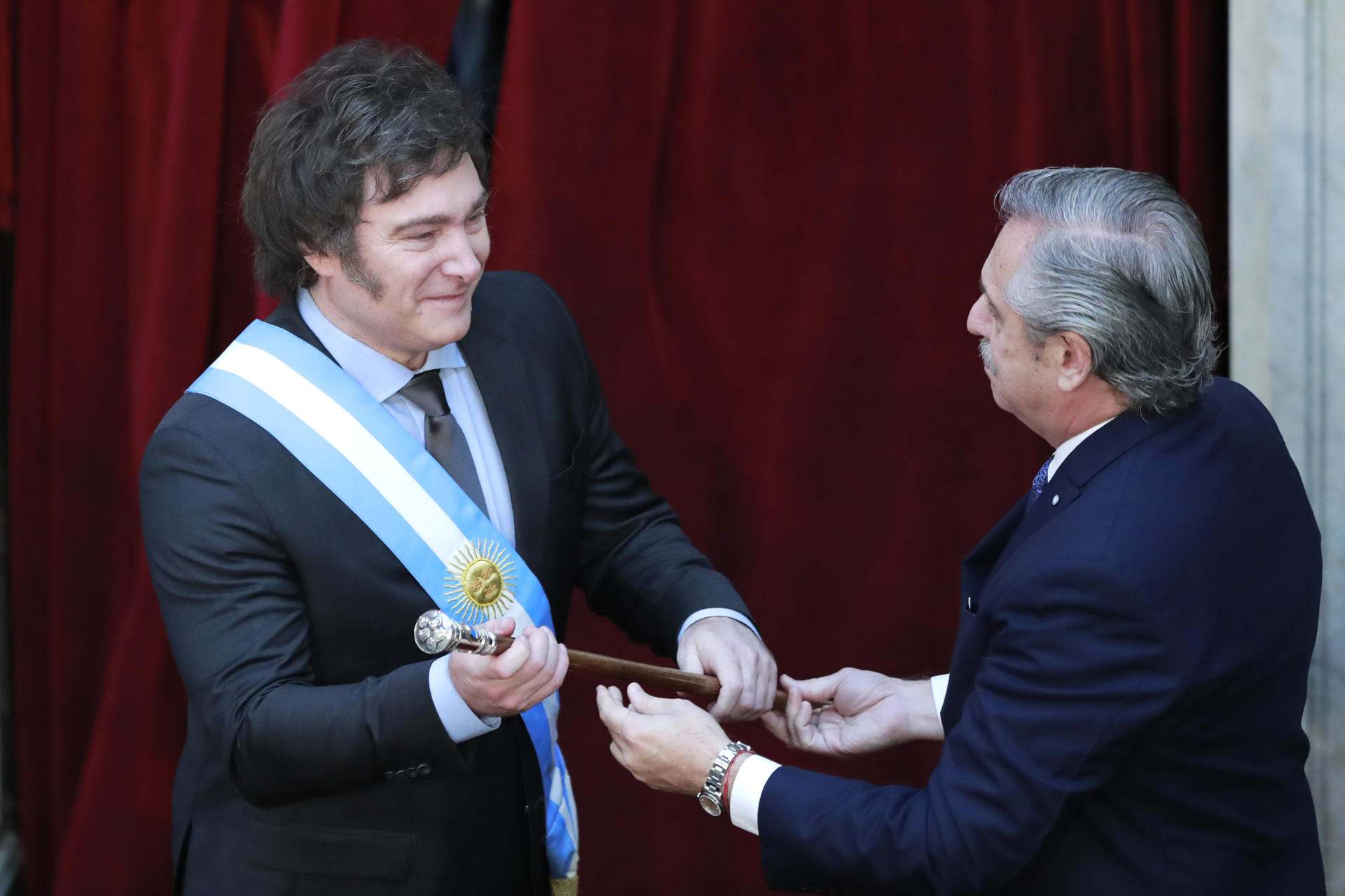 Javier Milei jura "por Dios y por la patria" como nuevo presidente de Argentina