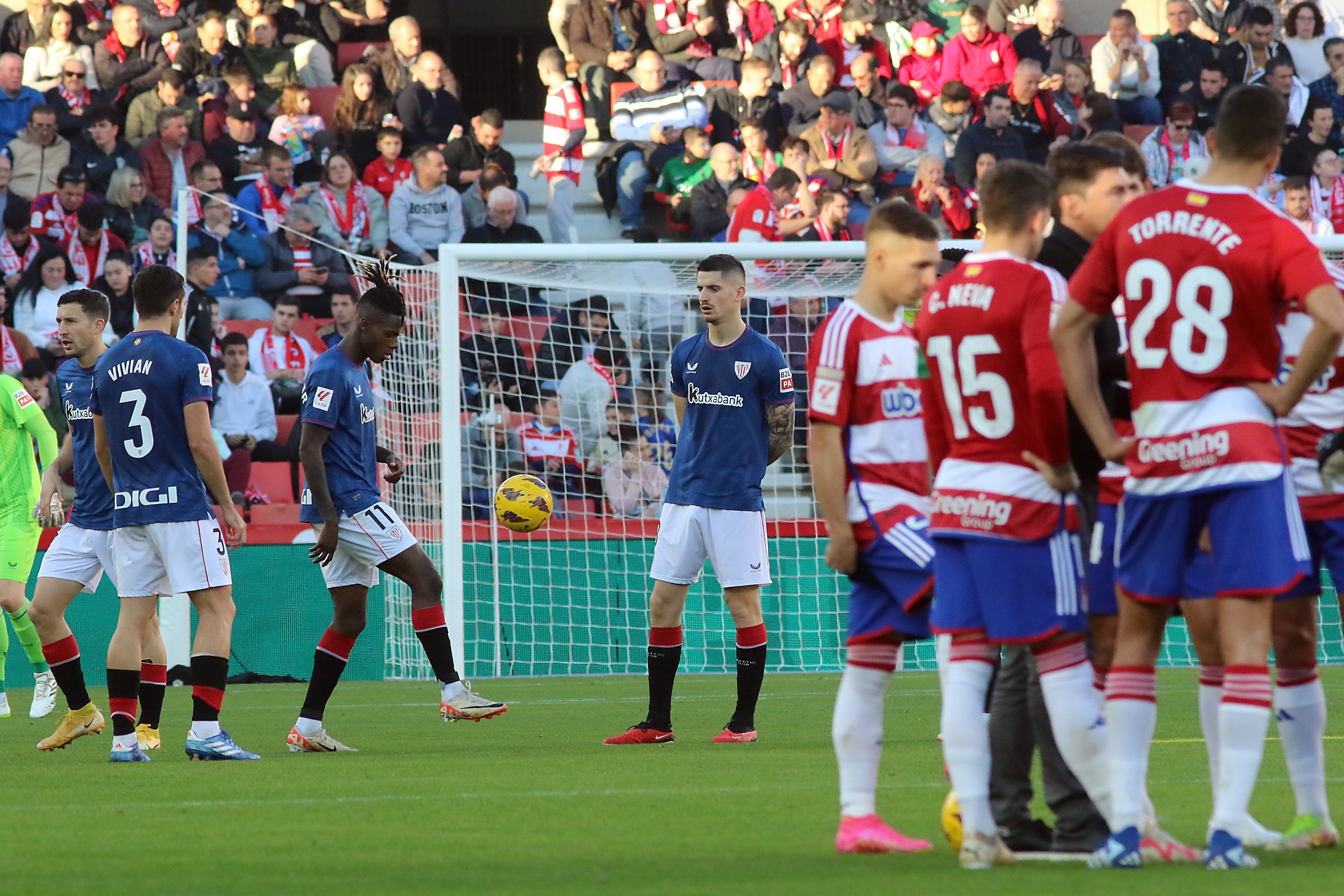 Suspès el Granada-Athletic per la mort d'un aficionat a la grada