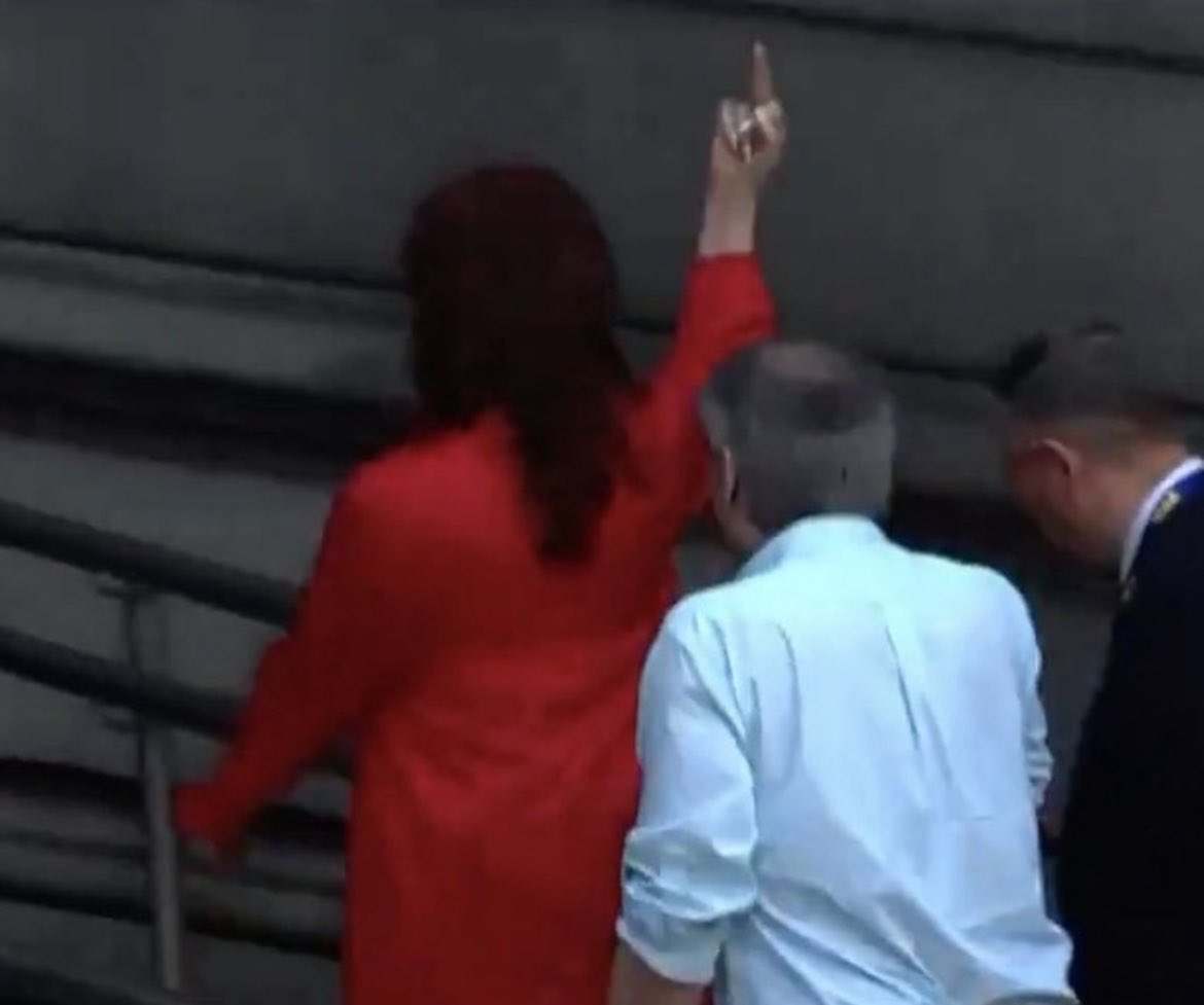 La expresidenta Cristina Kirchner hace una peineta al público al llegar a la toma de posesión de Milei