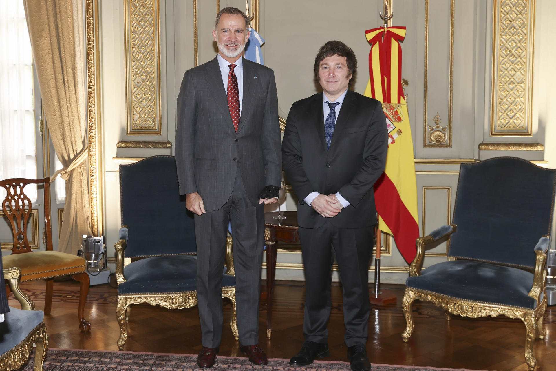 Felipe VI, sonriente en la toma de posesión del ultraderechista Javier Milei