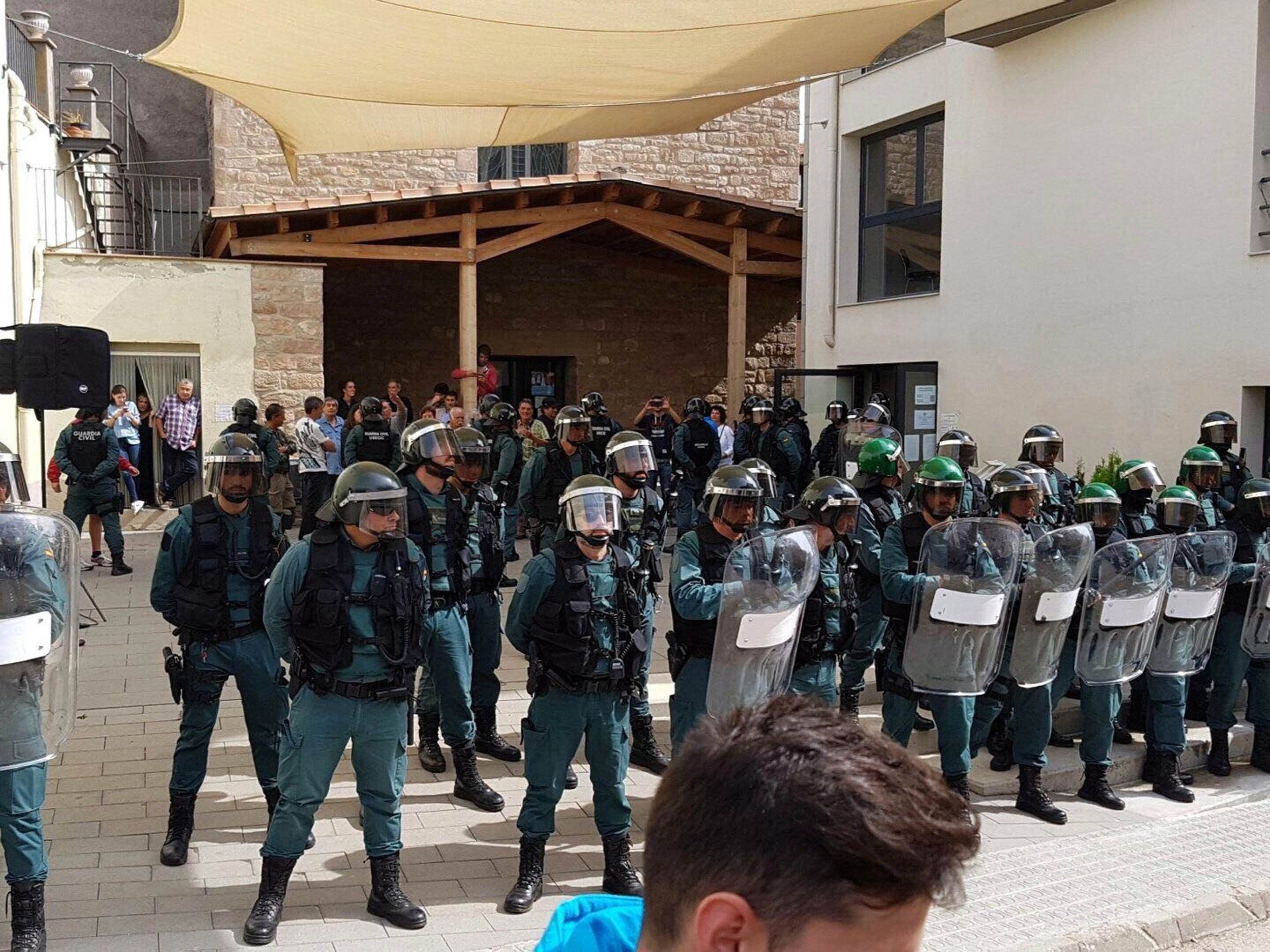 Imputados tres guardias civiles por esposar a un joven que se resistía el 1-O