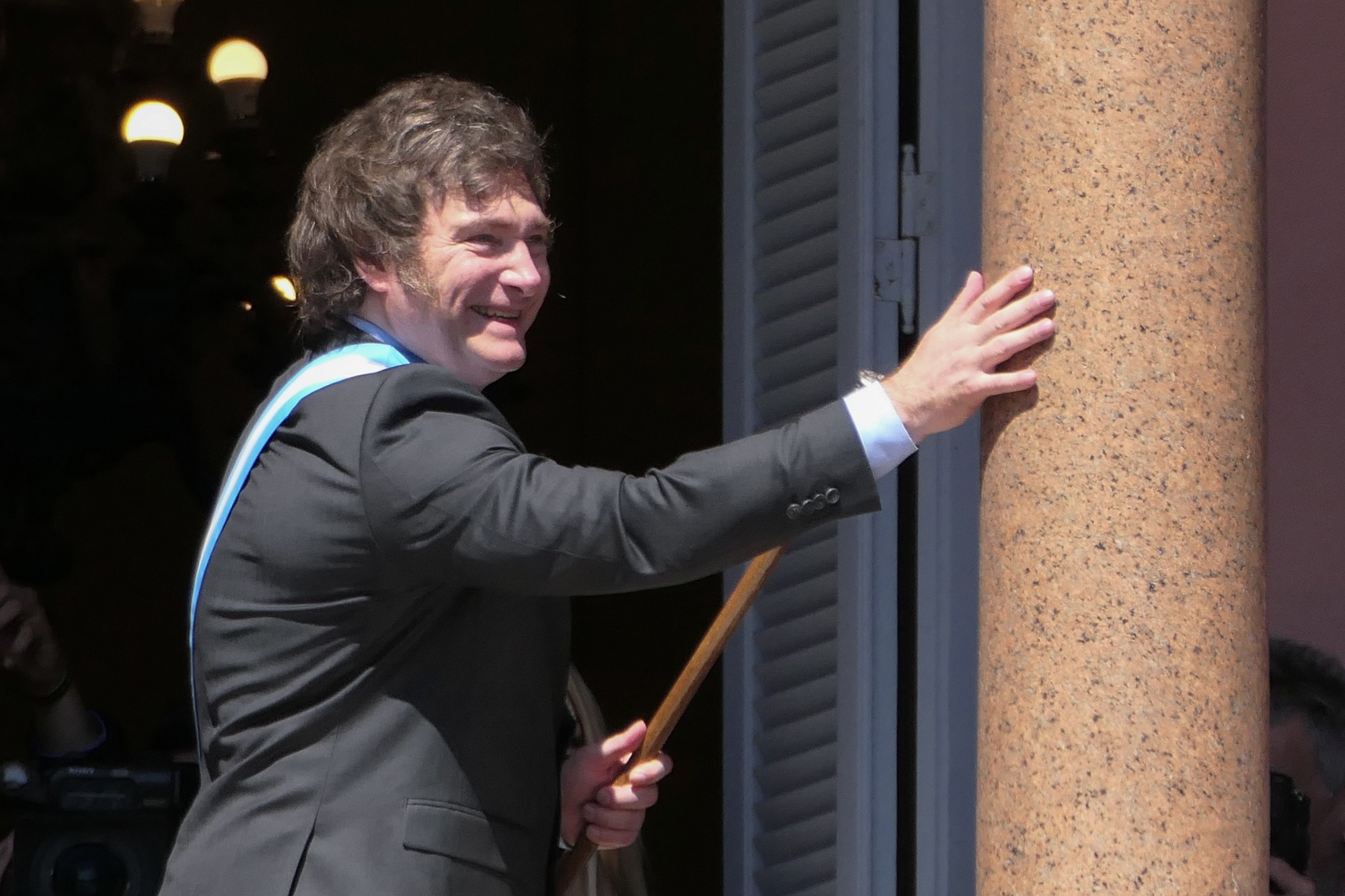 Javier Milei se estrena haciendo temblar las portadas