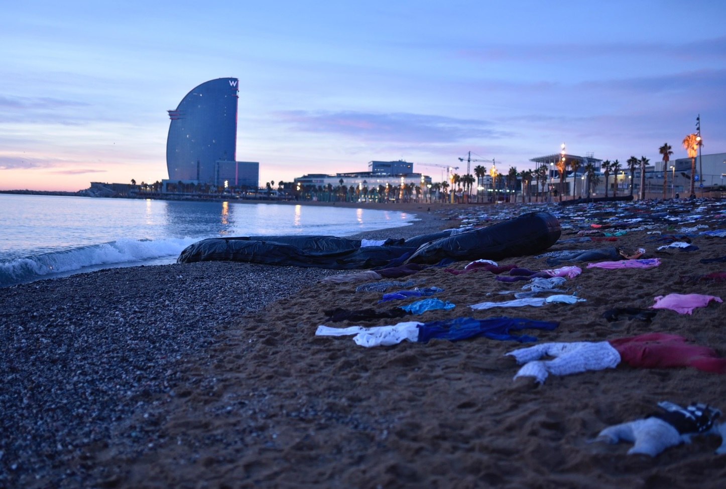 Open Arms simula un naufragio en la playa de Barcelona