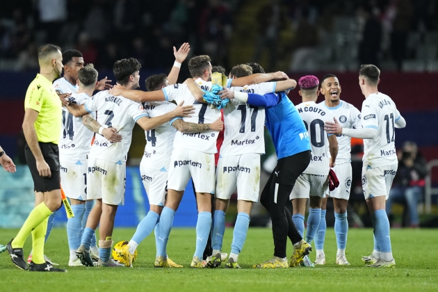 El Girona celebrant la seva victòria al camp del Barça / Foto: EFE