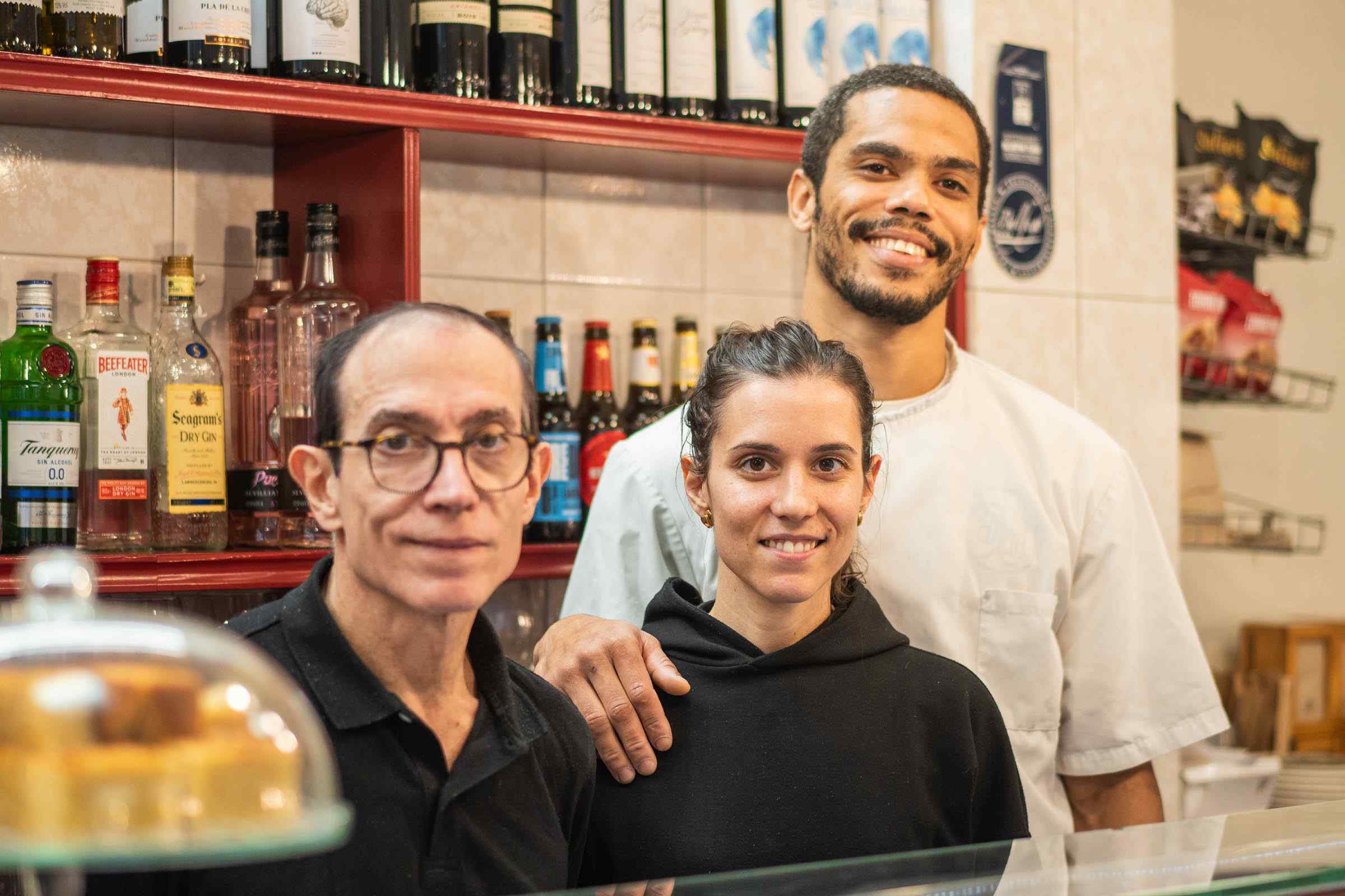 El pequeño restaurante de Barcelona que sobrevive con desayunos, cafés, quintos y sushi