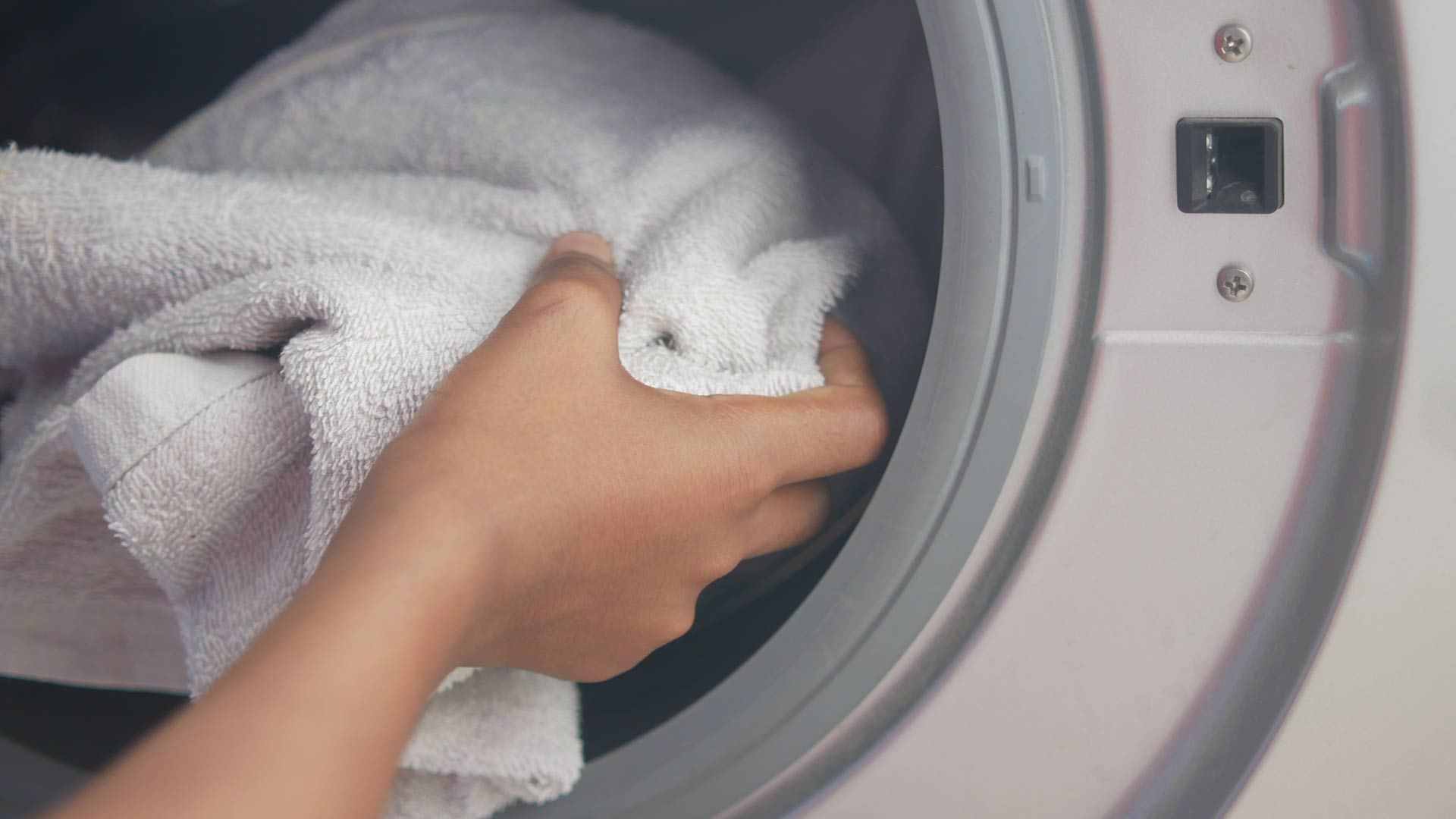 Llevas toda la vida lavando mal las toallas de baño, este es el error que debes evitar