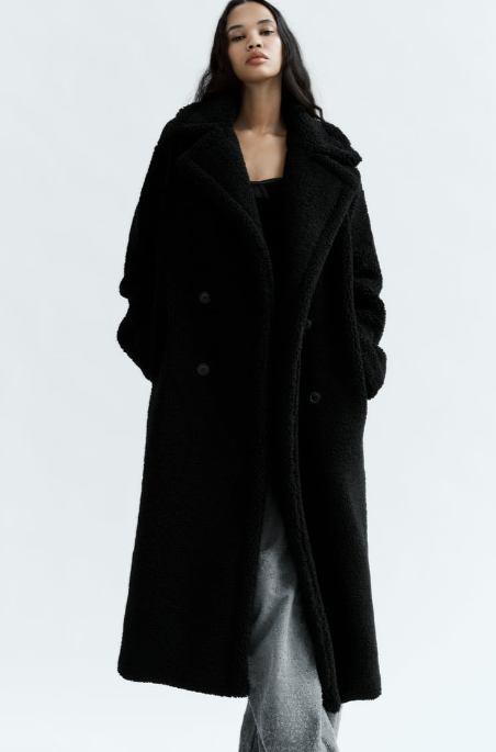 Zara reinventa el abrigo de borreguillo, ahora es extralargo, hasta los tobillos