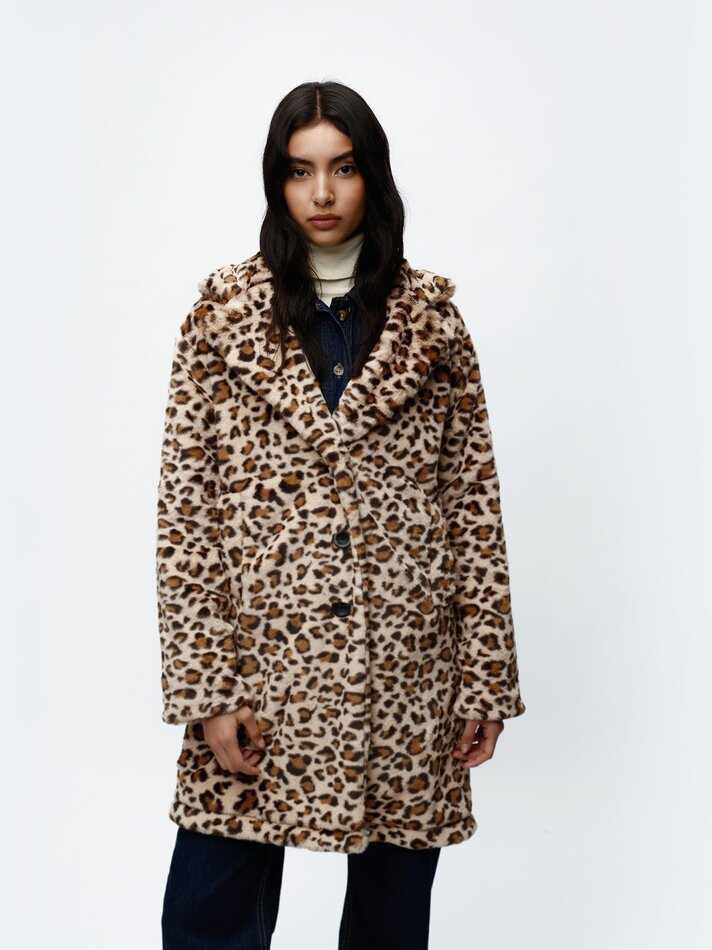 L'abric animal print efecte pèl de les famoses costa 29,99 euros a Lefties