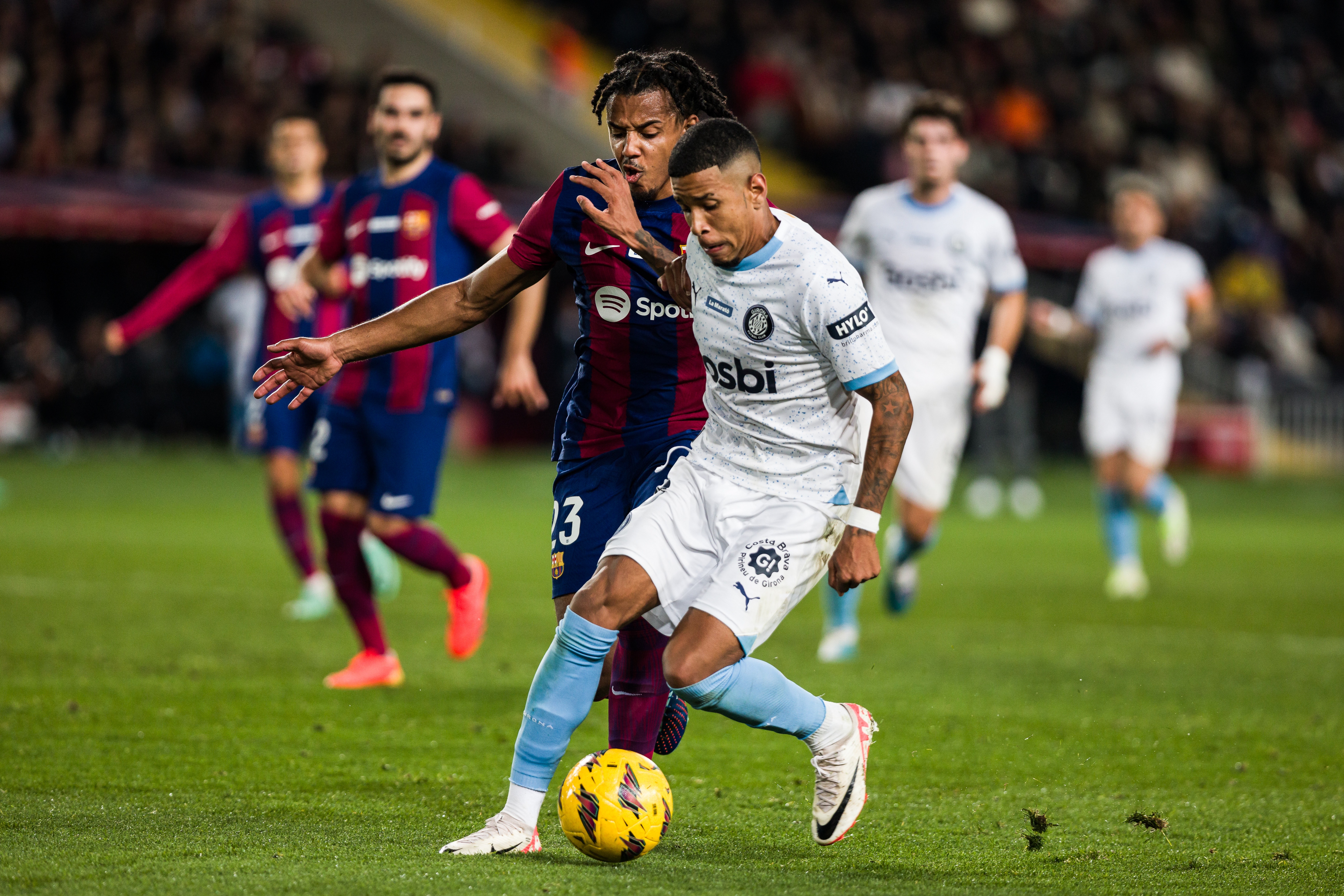 Savinho y Kounde luchando por un balón durante el Barça - Girona / Foto: Europa Press