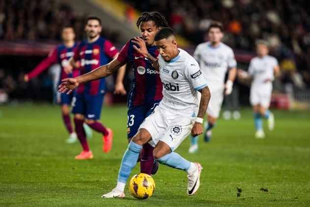 Savinho i Kounde lluitant per una pilota durant el Barça - Girona / Foto: Europa Press