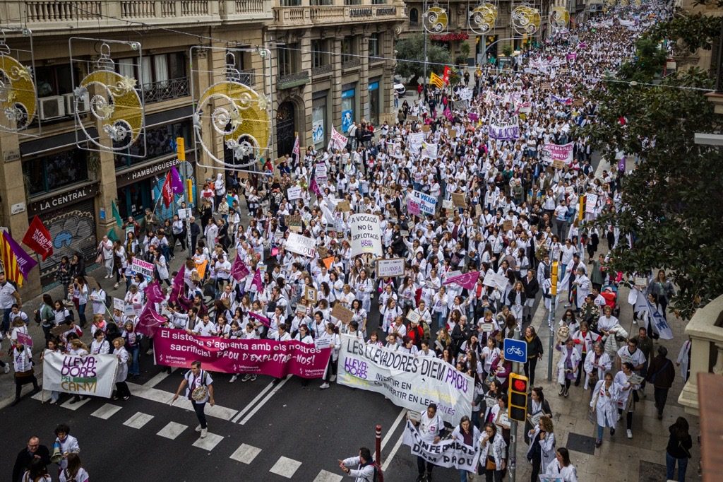 Les infermeres omplen els carrers de Barcelona contra el nou conveni: "Conseller dimissió"