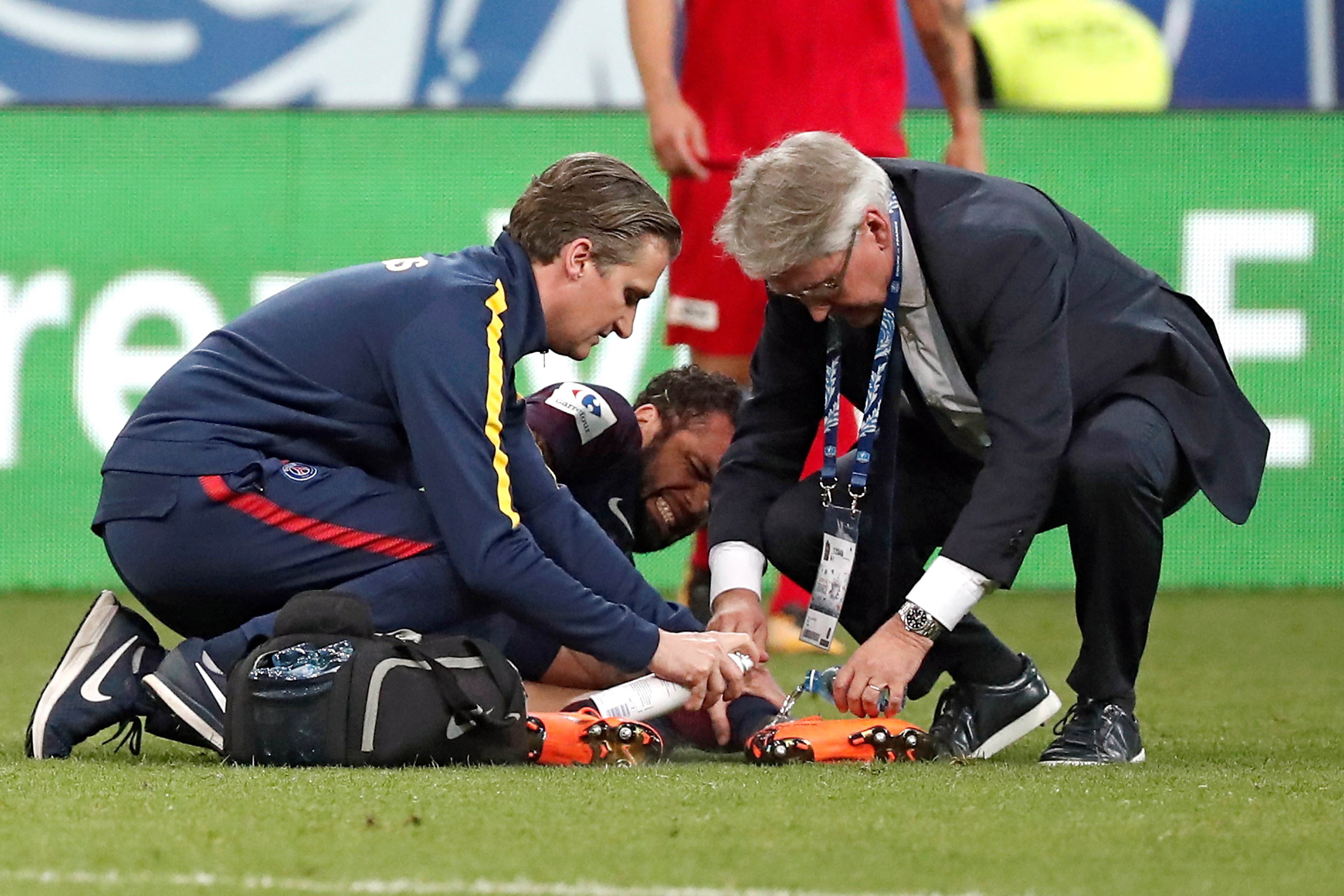 Dani Alves se perderá el Mundial de Rusia por lesión Dani Alves se perderá el Mundial de Rusia por lesión
