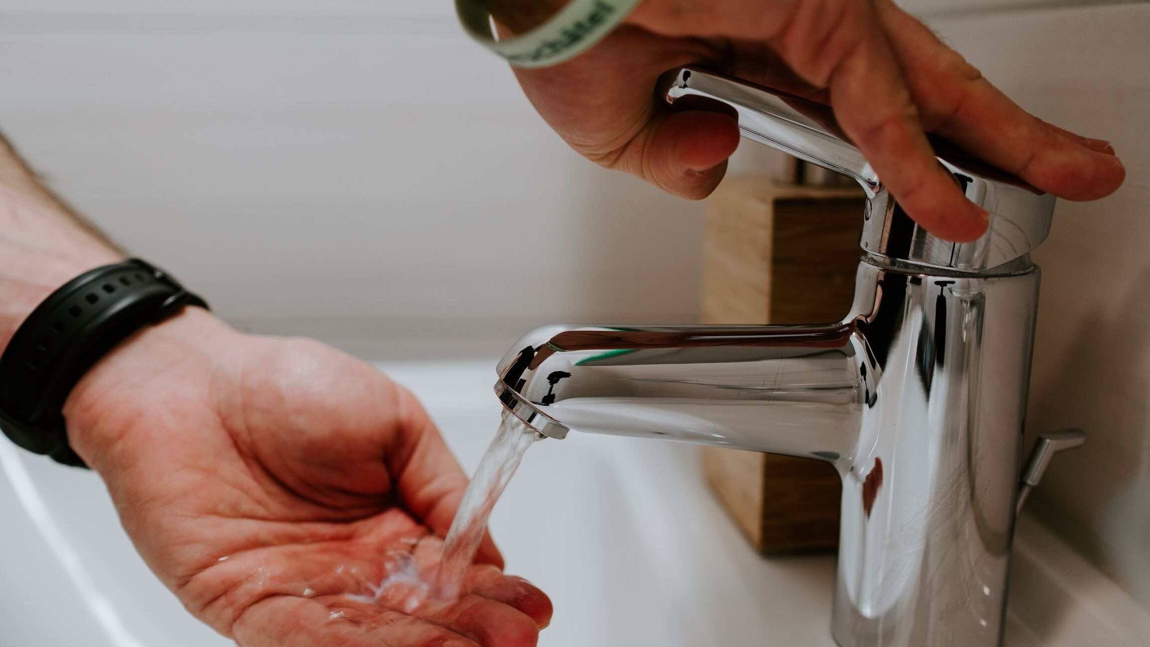 ¿Cómo puedo reciclar agua en casa de forma fácil para hacer frente a la sequía?