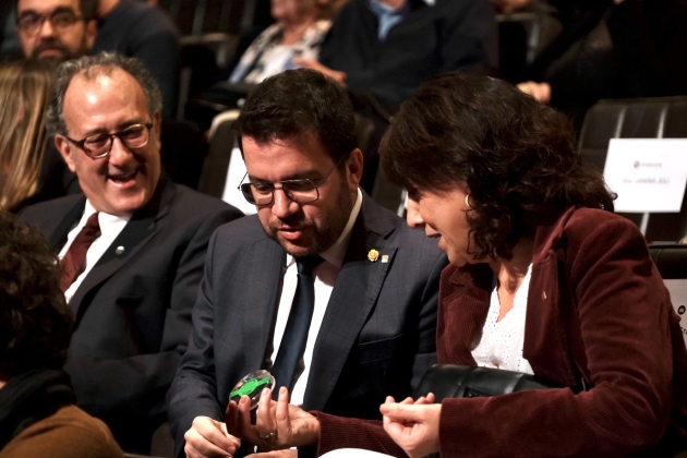 Presidente Omnium, Xavier Antich, con Pere Aragones y Anna Yerra, Noche Santa Llucia Fiesta Letras Catalanas / Carlos Baglietto Presidente Omnium, Xavier Antich, con Pere Aragones y Anna Yerra, Noche Santa Llucia Fiesta Letras Catalanas / Carlos Baglietto