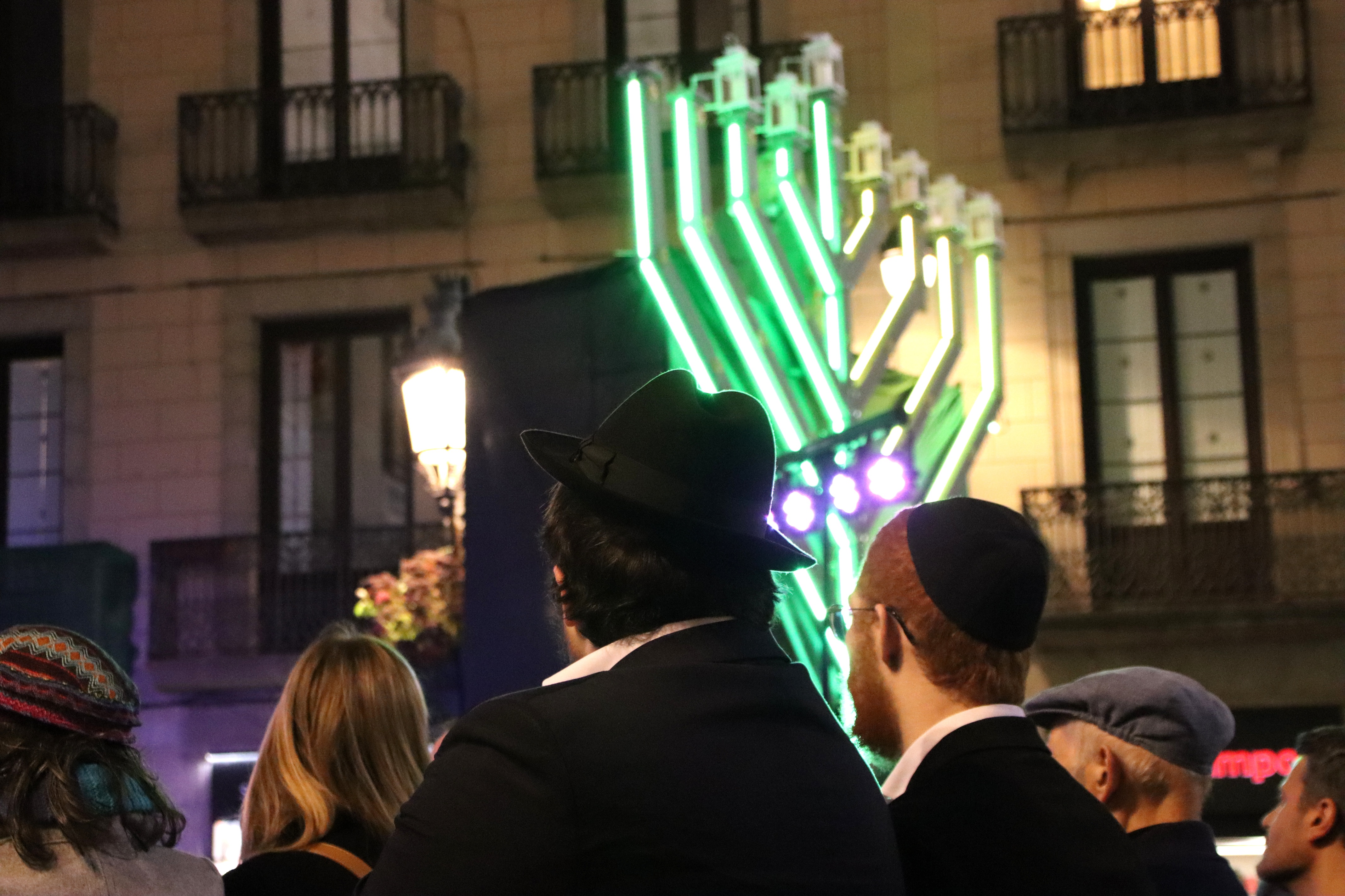 La comunitat jueva de Barcelona celebra la Hanukkà amb una encesa de llums a Sant Jaume