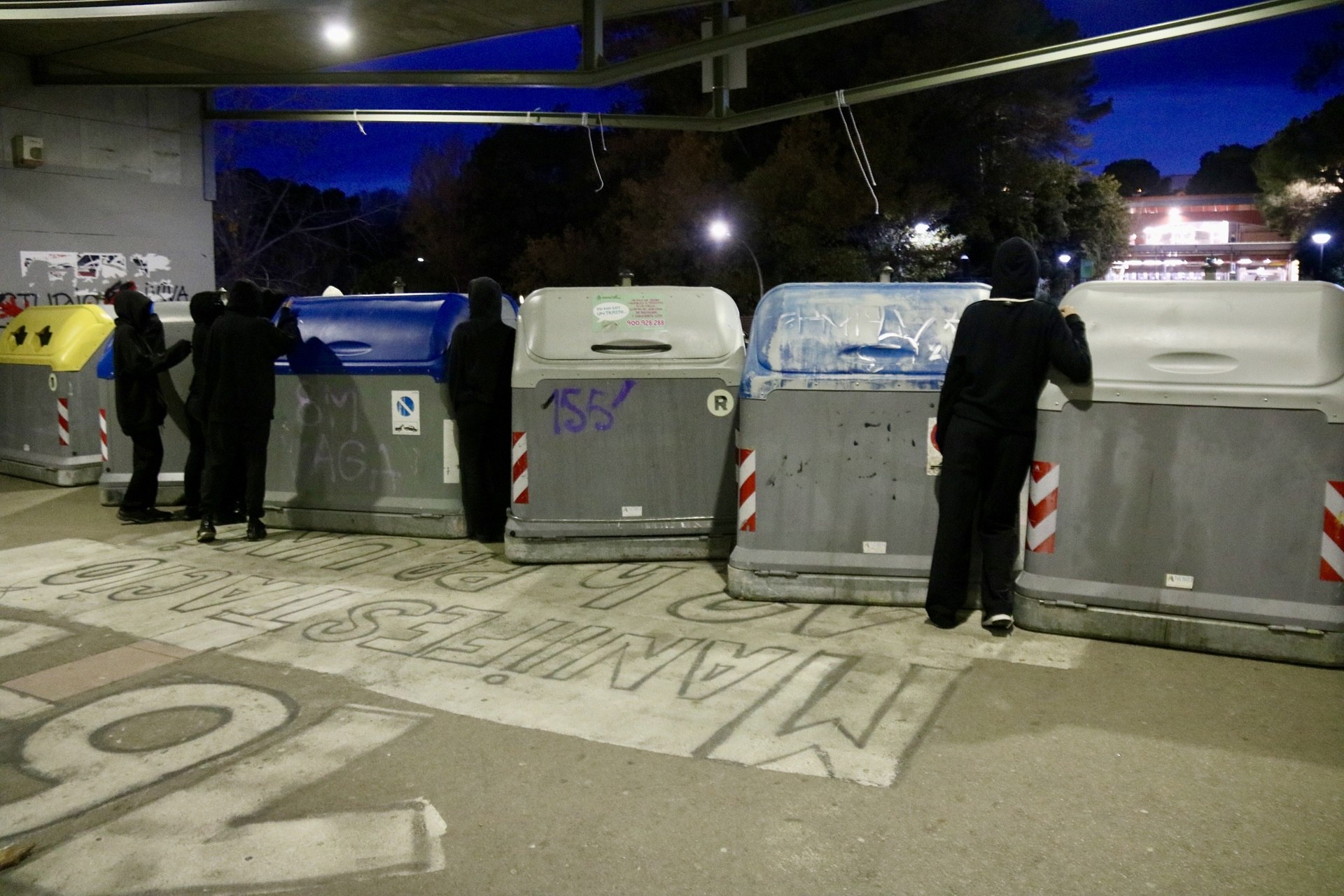 Barricadas y accesos cortados en el primer día de la huelga feminista en la UAB