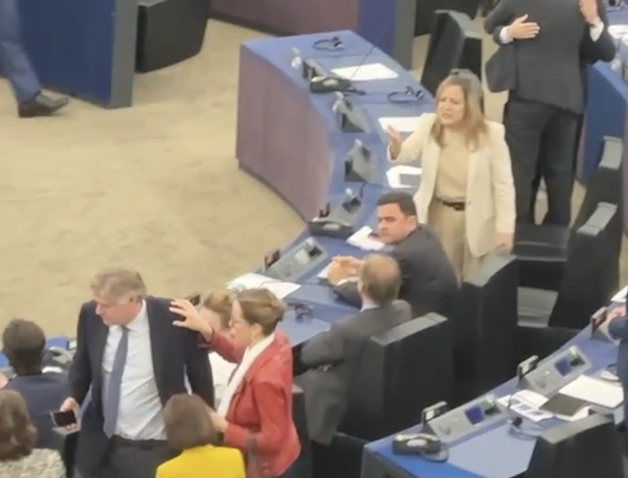 Pique a gritos en el Parlamento Europeo entre PSOE y PP antes del inicio de la intervención de Sánchez