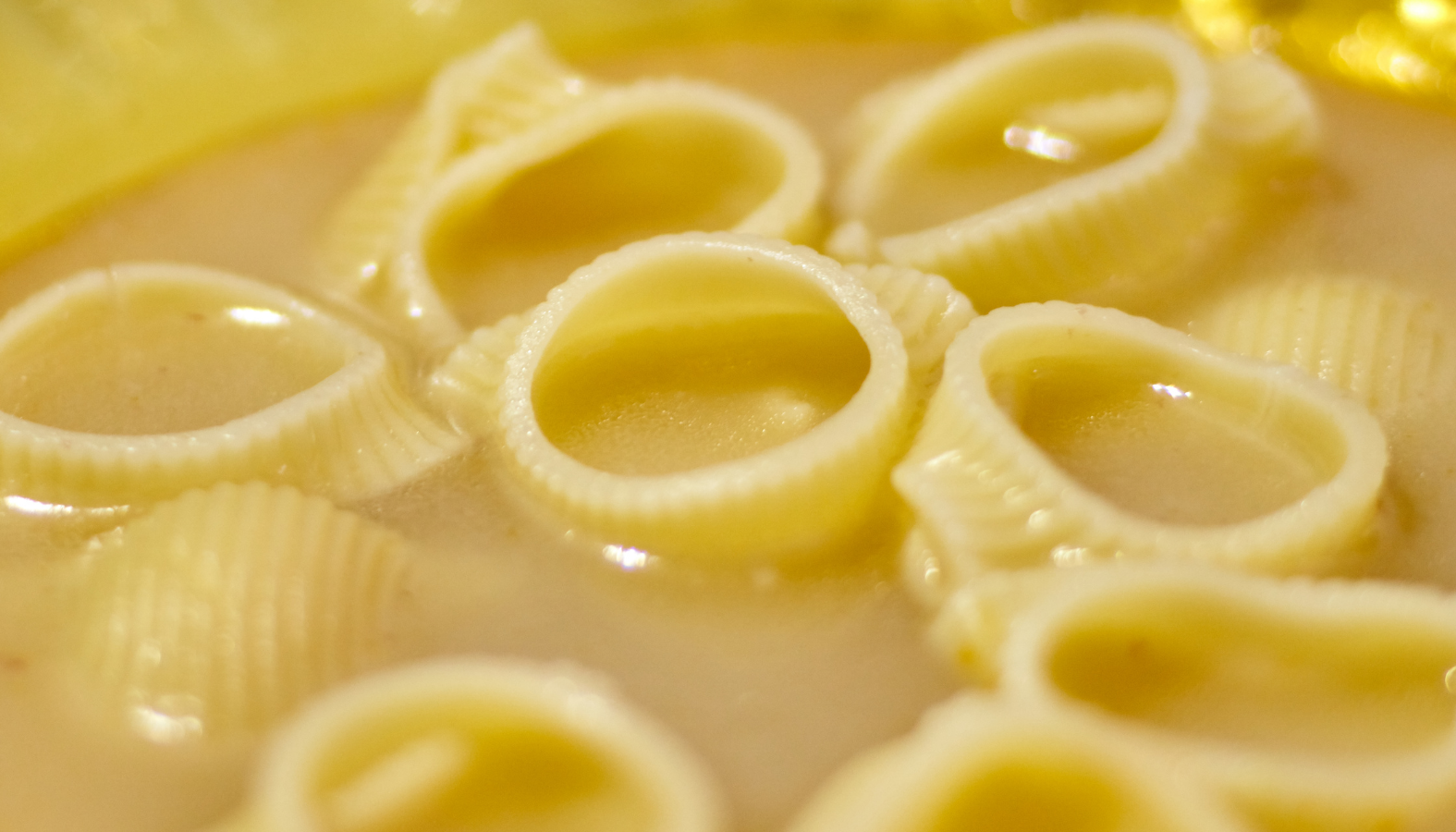 Basta ya de caldo de tetrabriks: ¿por qué tenemos que cocinar la sopa en casa?