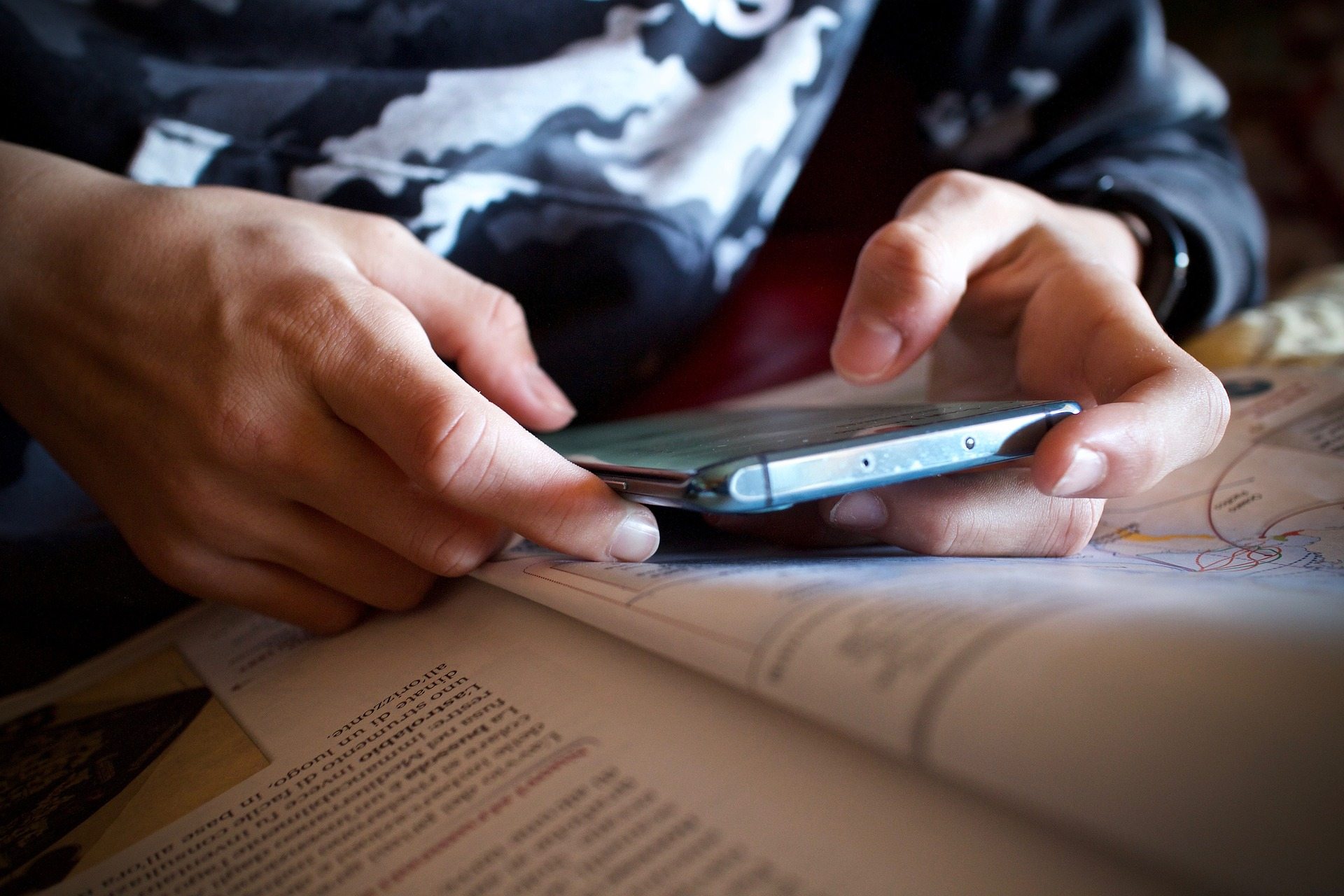 El Ministerio de Educación propone prohibir los móviles en primaria y secundaria en horario lectivo