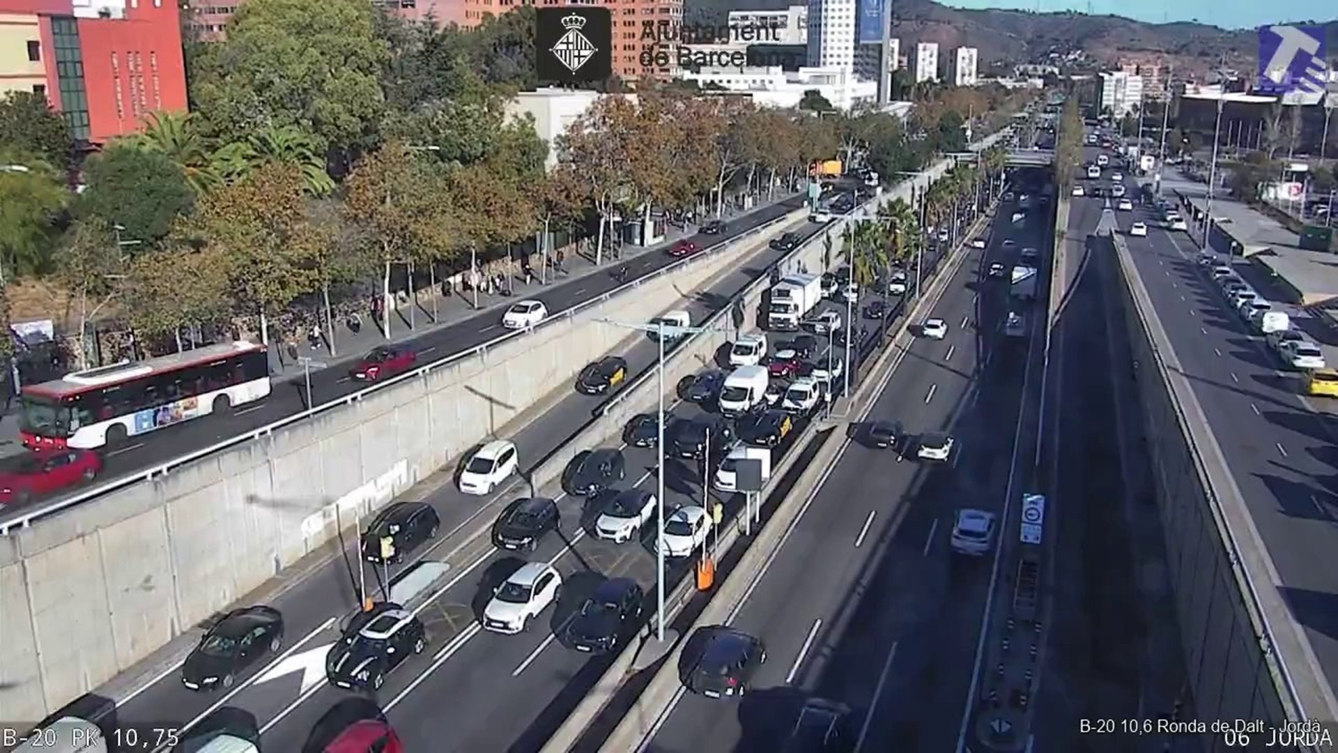 Accidente en la ronda de Dalt de Barcelona: un carril cortado y colas kilométricas