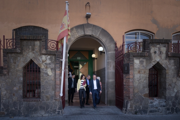 La consejera|consellera de Justicia, Gemma Ubasart, y el secretario de Serveis Penintenciaris, Amand Calderó, salen de la prisión Wad-Ras. Foto: Montse Giralt
