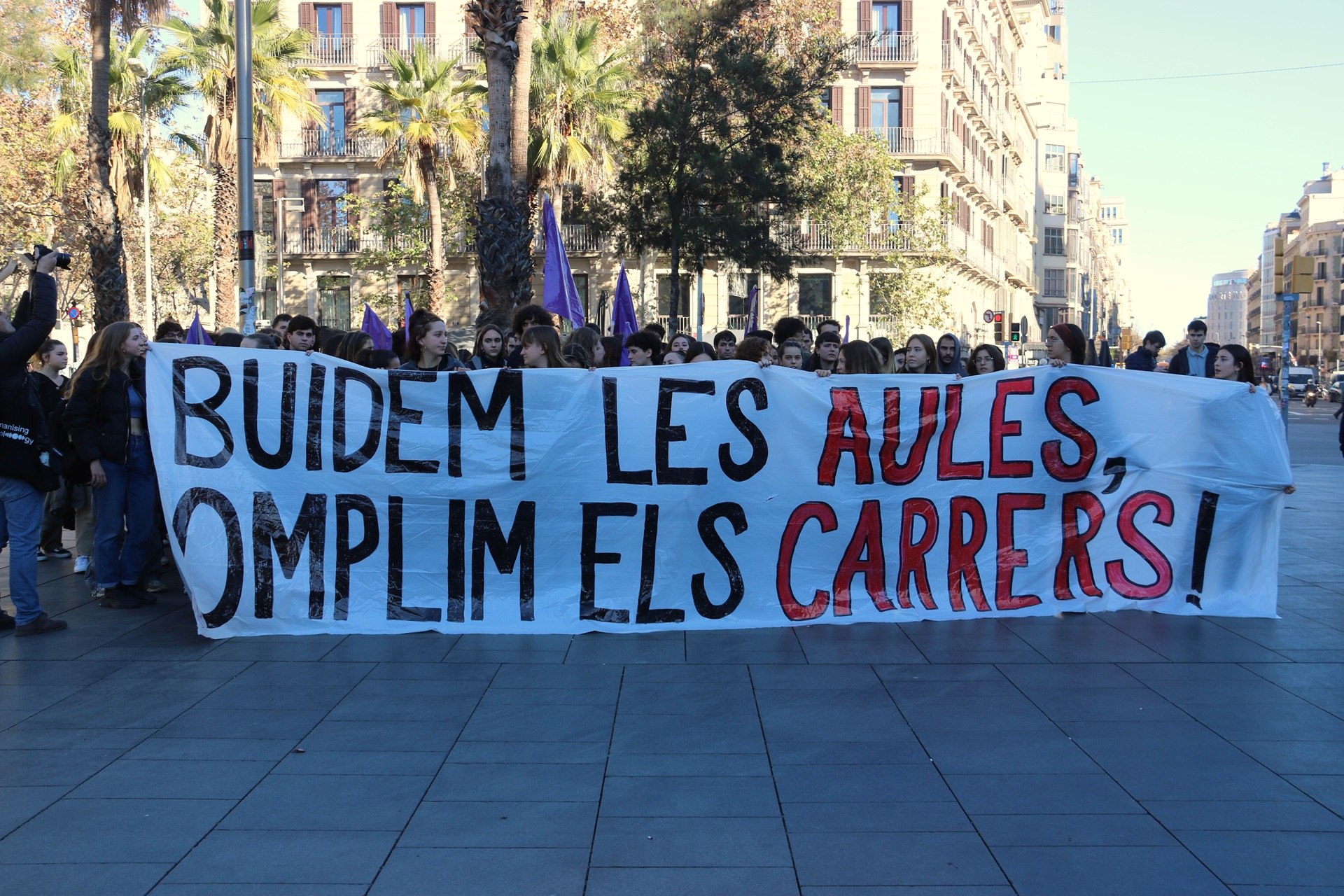 Centenares de manifestantes a la protesta feminista contra las agresiones sexuales de profesores a alumnos / ACN