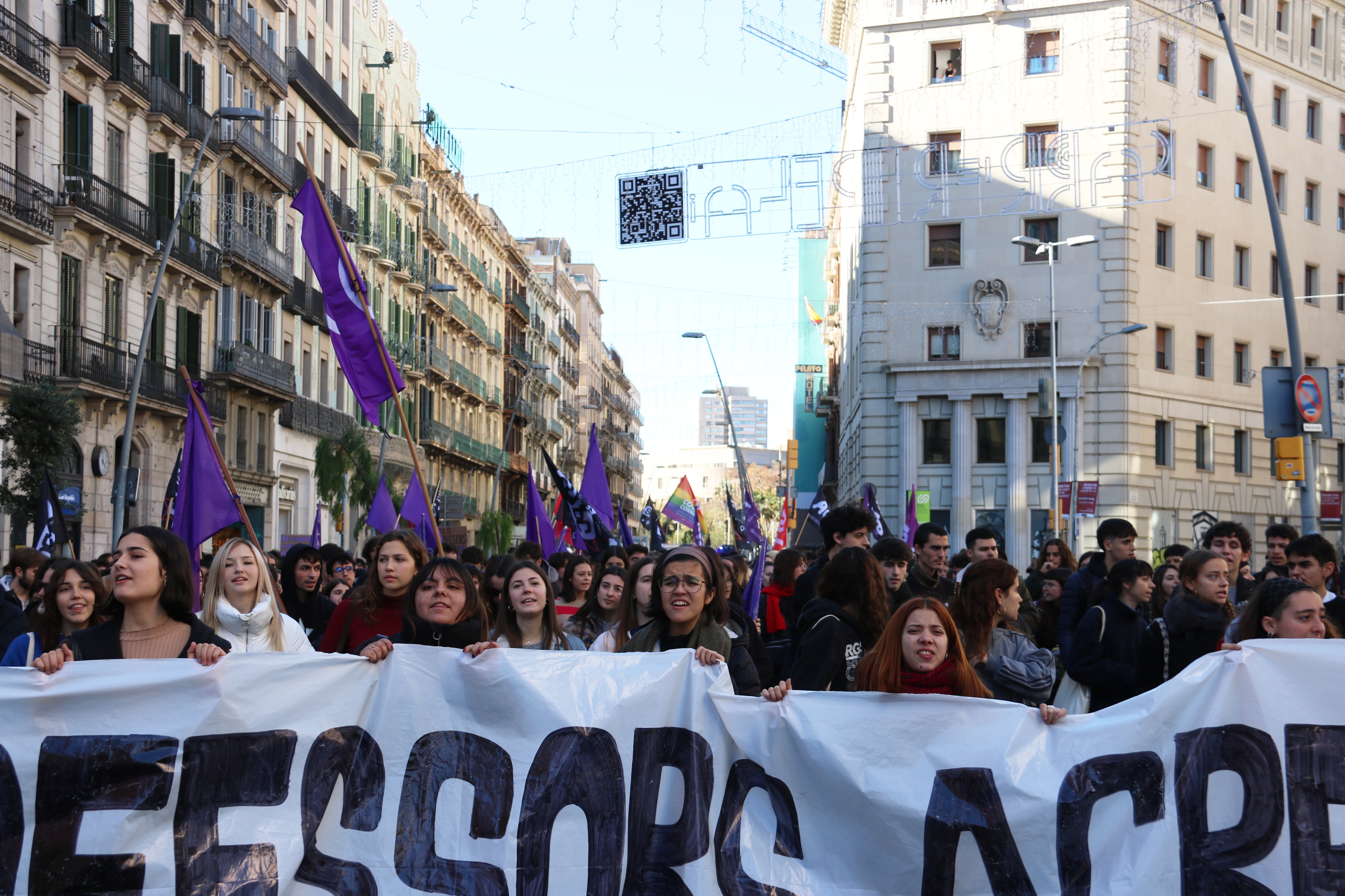 Estudiantes se manifiestan en Barcelona contra los profesores agresores