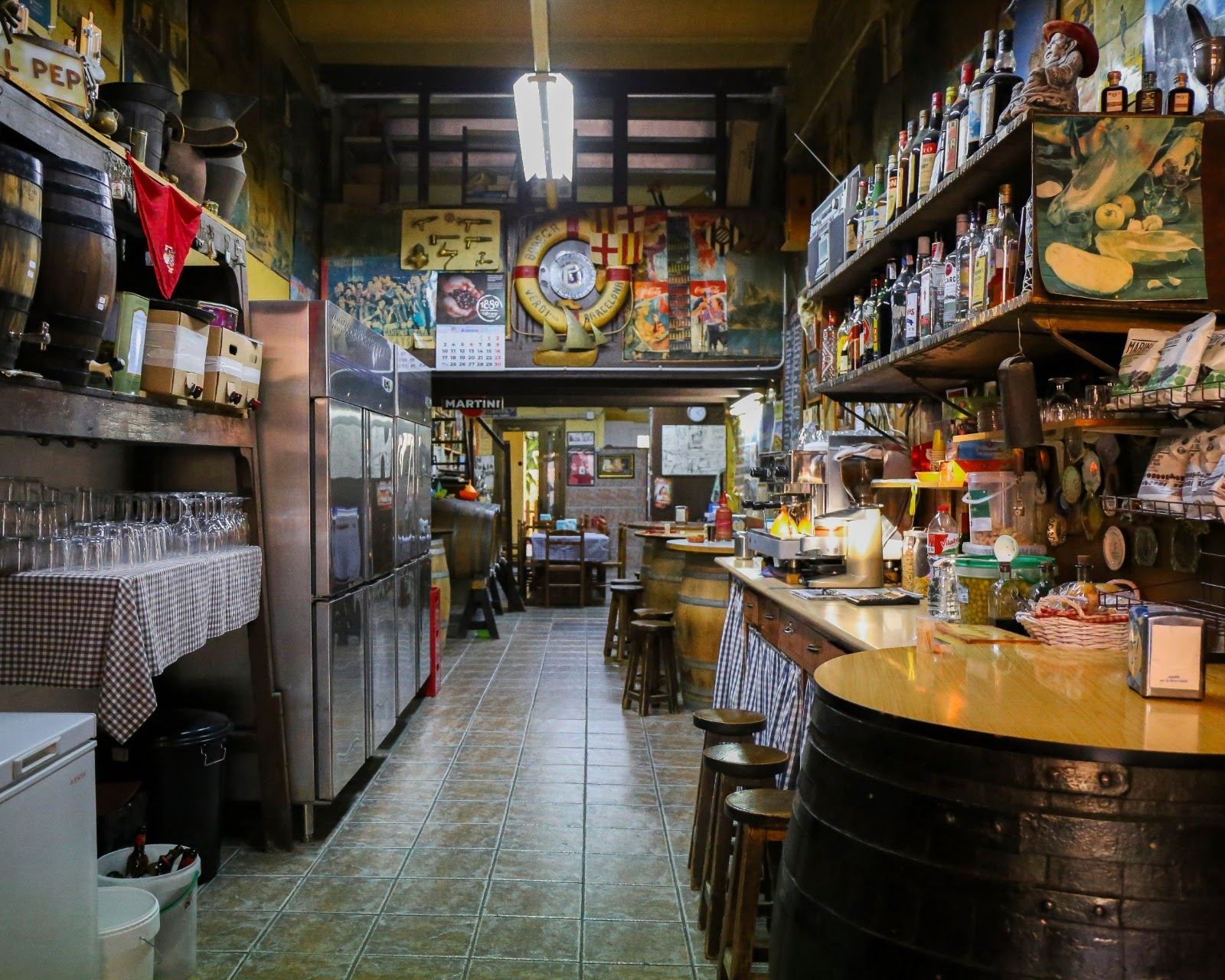 Una centenaria bodega de Barcelona obligada a cerrar: el Ayuntamiento ejecuta; la clientela, indignada