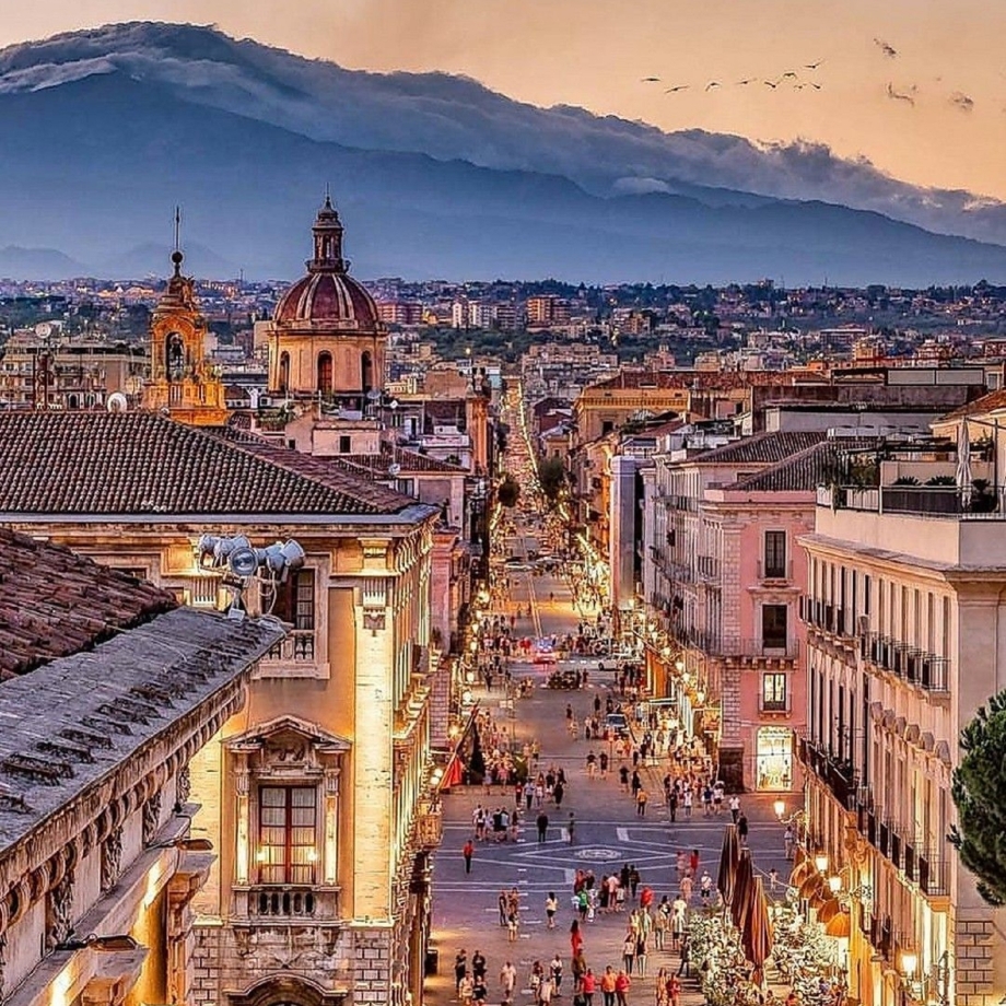 Catània. Via Etnea. Al fons el volcà Etna. Font Pinterest Catania. Via Etnea. Al fondo el volcán Etna. Fuente Pinterest