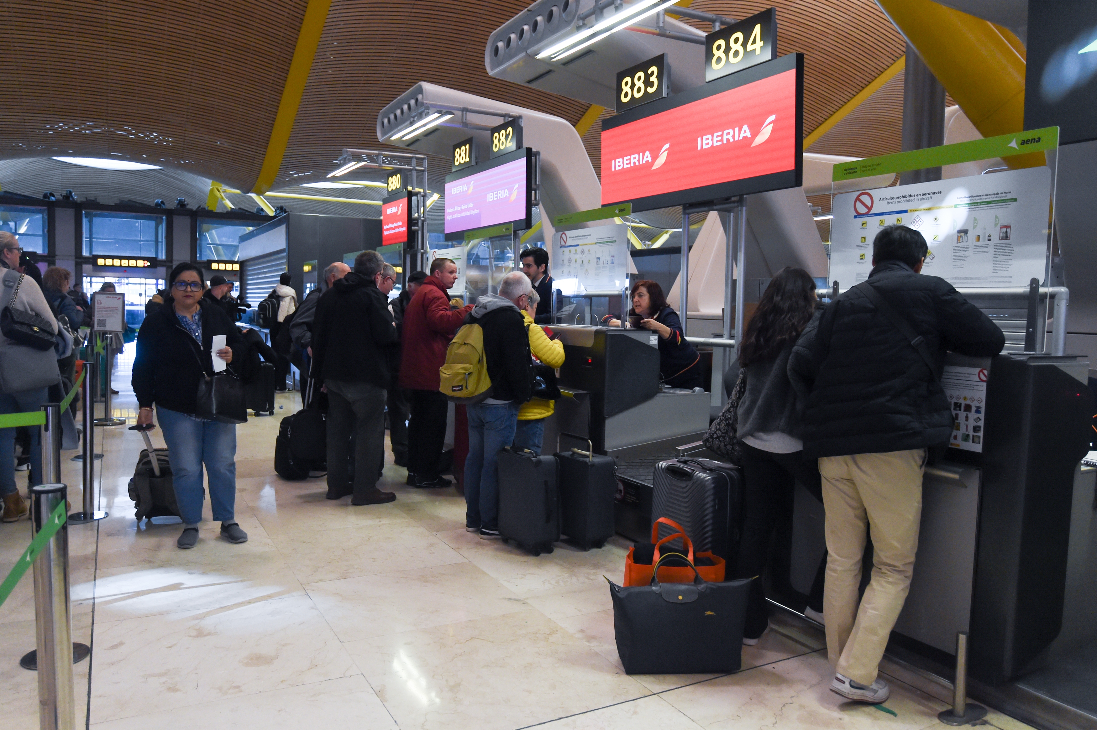 Varias personas esperan en la facturación de Iberia 