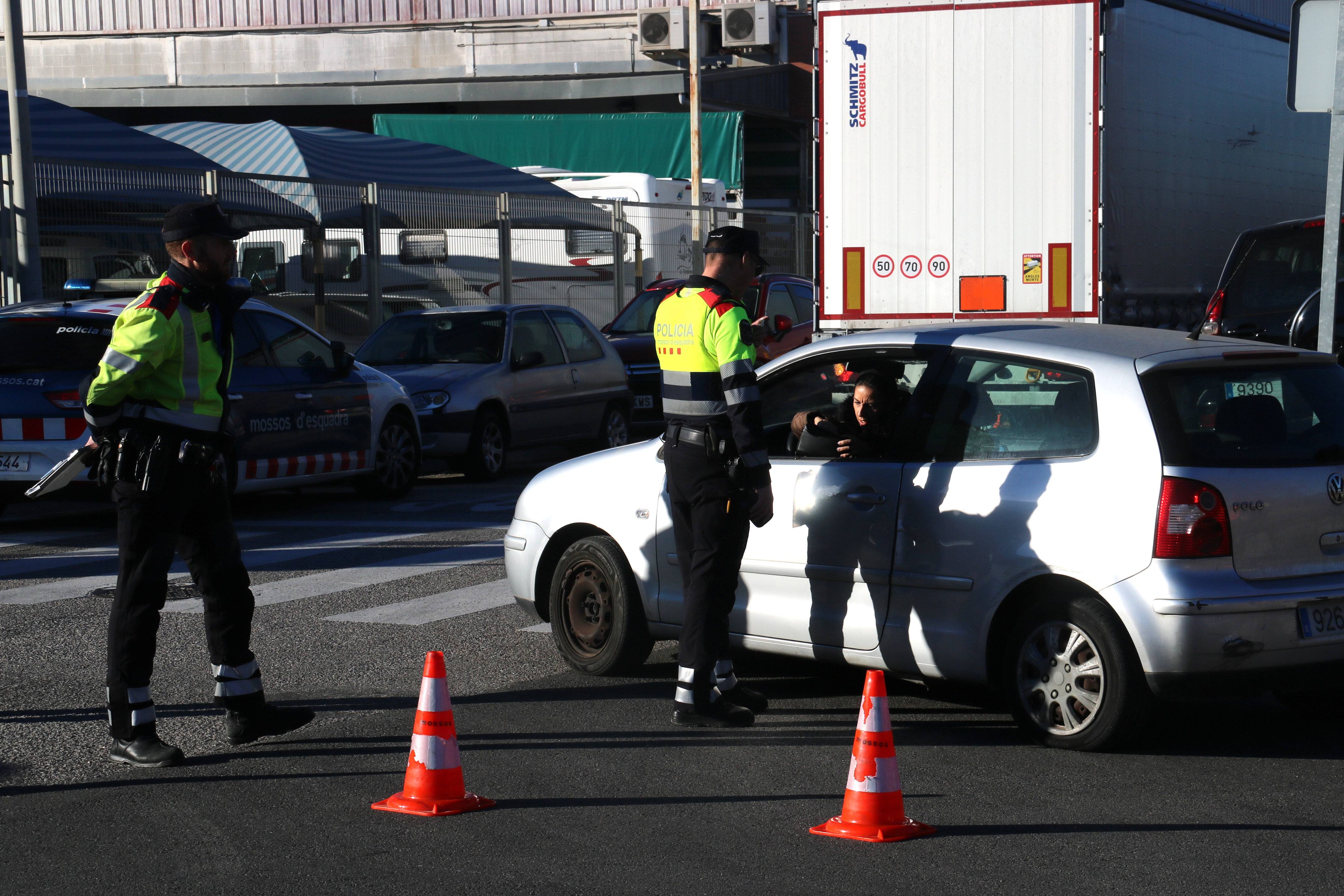 Controles de los Mossos para cazar conductores borrachos después de cenas y comidas de empresa de Navidad