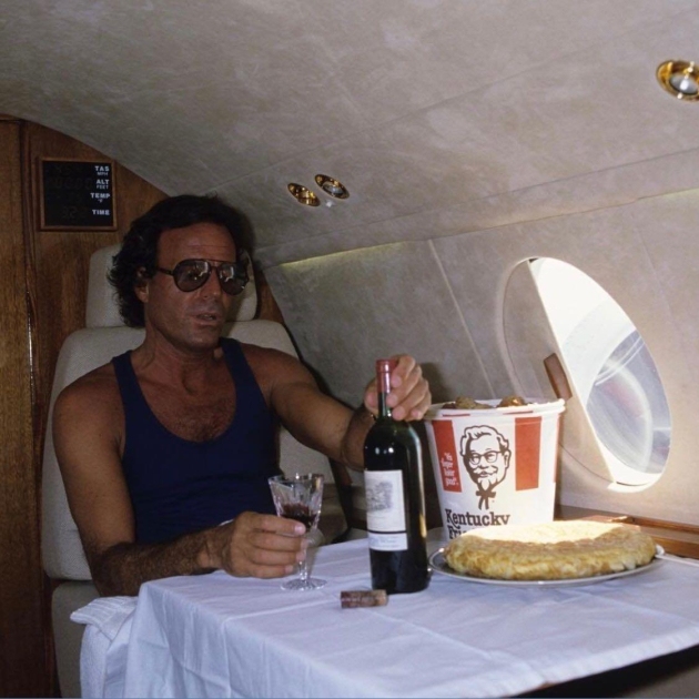 Julio Iglesias vino tortilla pollo X Julio Iglesias vino tortilla pollo X